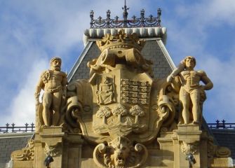 Remate en el escudo de a Diputación.