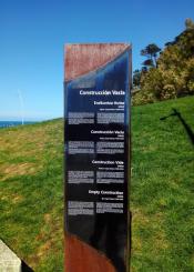 Señalizador deteriorado  escultura   "cosntrucción vacía" de Oteiza en paseo nuevo