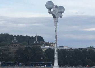 Pésimo estado de bancos, farolas y barandillas