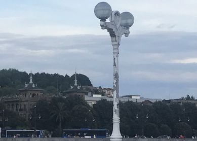 Pésimo estado de bancos, farolas y barandillas