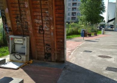 Caja de registro abierta en parque infantil