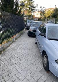 Coches aparcando en la acera usuarios tener que pasar por la carretera!