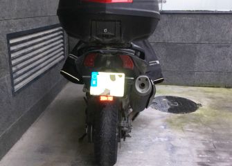 Moto en la acera