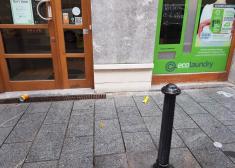 Basura en las aceras en Arrasate