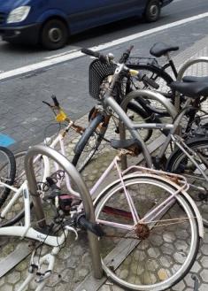 Bicis abandonadas en frente a mercado San Martín