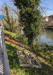 Basura en la ribera frente a los cuarteles de Loyola