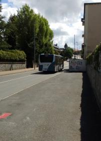 Acera muy peligrosa por estrecha