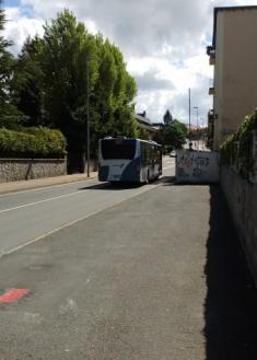 Acera muy peligrosa por estrecha