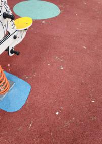 Parques infantiles en altza sucios