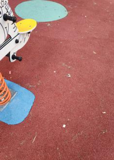 Parques infantiles en altza sucios