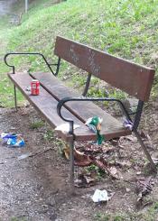 Bancos cerca del Hotel Koisi