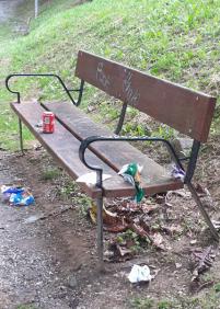 Bancos cerca del Hotel Koisi