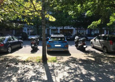 Motos que quitan aparcamientos teniendo los suyos