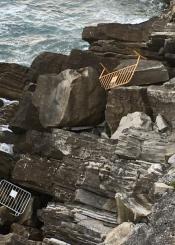 Vallas tiradas en las rocas del Paseo Nuevo