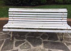 Bancos en mal estado Plaza Plymouth (Ondarreta)