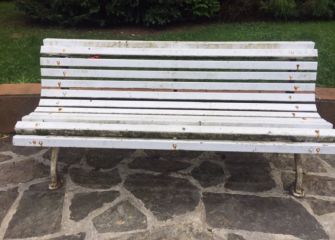 Bancos en mal estado Plaza Plymouth (Ondarreta)