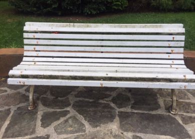 Bancos en mal estado Plaza Plymouth (Ondarreta)