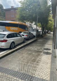 Coches impiden el paso del autobus a diario