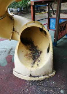 Mutriku, guarrería parque 