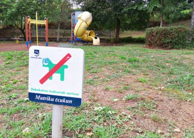 Mutriku, perros en parques, ¡multas ya!