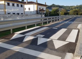 TxominBerria: Paso de cebra elevado hacia una valla y caida de 4 metros