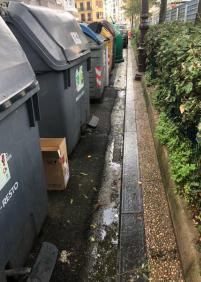 Acceso peligroso contenedores en Plaza Zaragoza