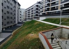 Acera con riesgo grave de caídas por pendiente 