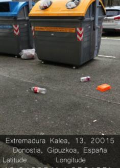 Contenedor plasticos a menudo está lleno, plasticos esparcidos