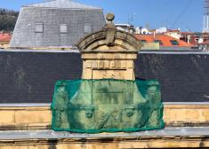 La fachada trasera del edificio de Correos desde hace mas de un año con una red de seguridad.