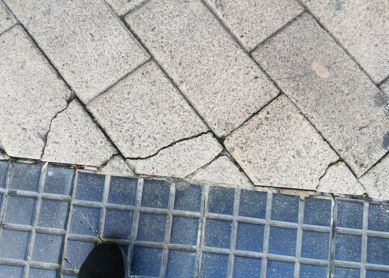 Pavimento en mal estado 