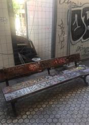 Mobiliario urbano destrozado en la Calle Ramón y Cajal