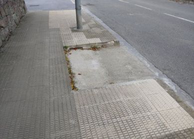 Peligroso hueco de un contenedor de basura que no está hace años.