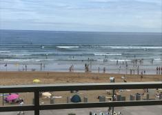 Surfistas en bandera amarilla