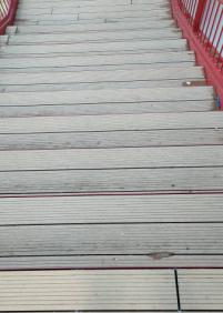 Escaleras peligrosas Pasarela RENFE