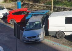 Aparcamientos peligrosos en calle  Aizkorri