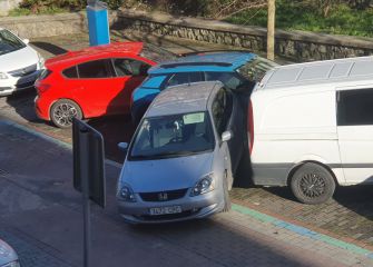 Aparcamientos peligrosos en calle  Aizkorri