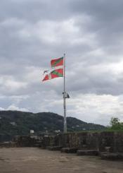  Bandera de la Ikurriña destrozada en el Monte Urgull