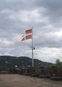  Bandera de la Ikurriña destrozada en el Monte Urgull