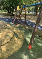 Parque infantil en malas condiciones