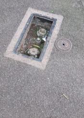 Falta de arqueta en el Paseo Obaba