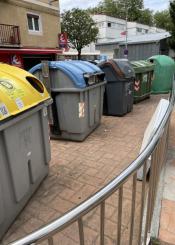 ¿Unas basuras sin soterrar con un Eroski delante y una ikastola al lado? ¿En serio?