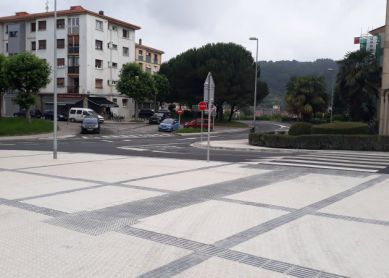 Paso de cebra inadecuado para minusvalidos/silla ruedas.