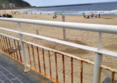 Baranda oxidada en la playa de la Zurriola