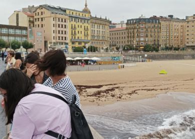 Algunos acampan en la misma playa a plena luz del día