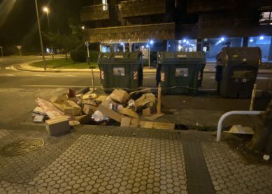 Cartones en el suelo en  Mikeletes 4