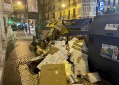 Contenedores en la acera en pleno centro