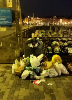 Papeleras desbordadas Puerto