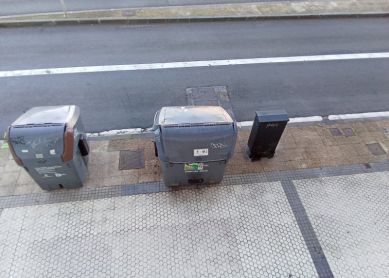 Placa metálica ruidosa en vía pública