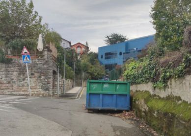 Contenedor en la calzada