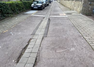 Estado lamentable de la carretera en calle Mantulene